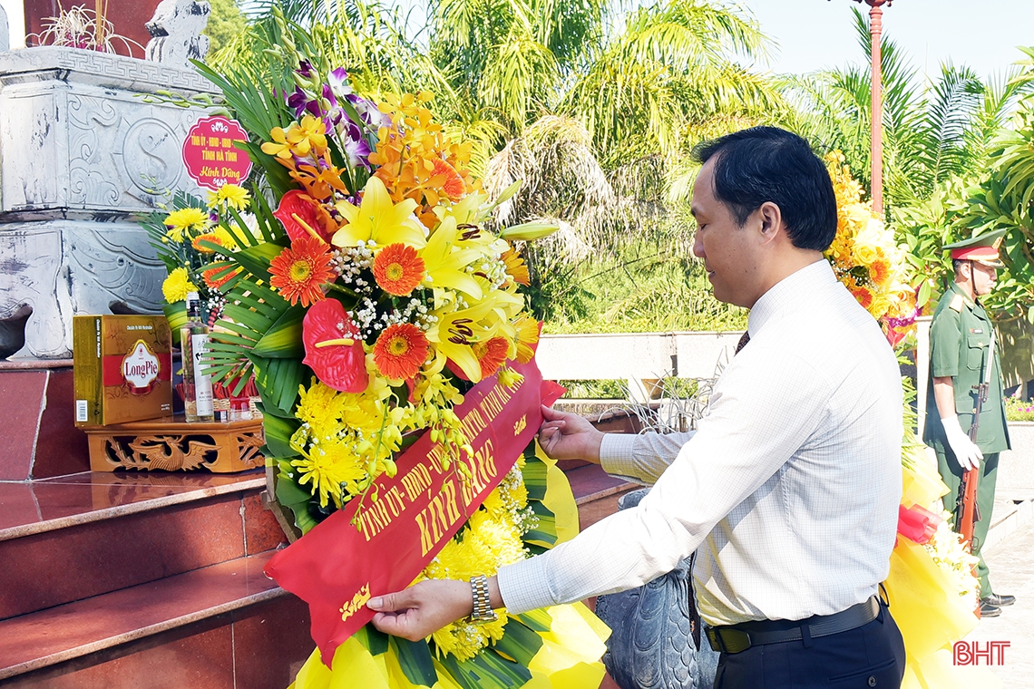 Lãnh đạo tỉnh Hà Tĩnh dâng hương tưởng niệm Chủ tịch Hồ Chí Minh và các anh hùng, liệt sỹ