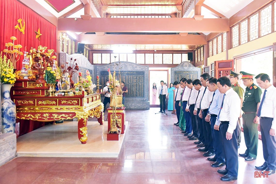 Lãnh đạo tỉnh Hà Tĩnh dâng hương tưởng niệm Chủ tịch Hồ Chí Minh và các anh hùng, liệt sỹ
