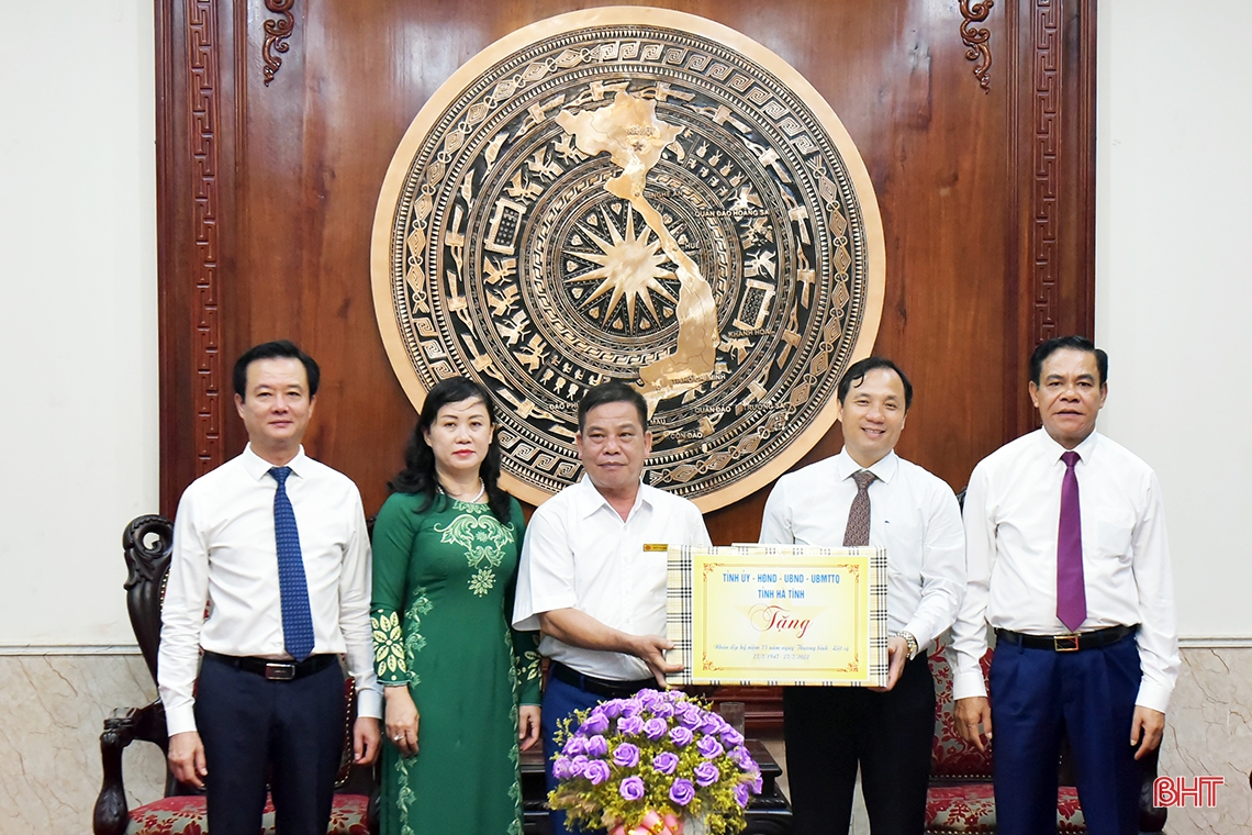 Lãnh đạo tỉnh Hà Tĩnh dâng hương tưởng niệm Chủ tịch Hồ Chí Minh và các anh hùng, liệt sỹ