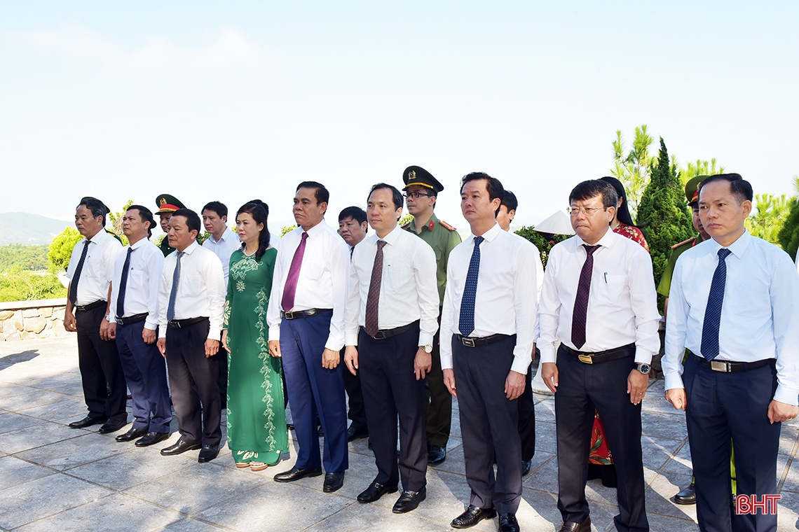 Lãnh đạo tỉnh Hà Tĩnh dâng hương tưởng niệm Chủ tịch Hồ Chí Minh và các anh hùng, liệt sỹ