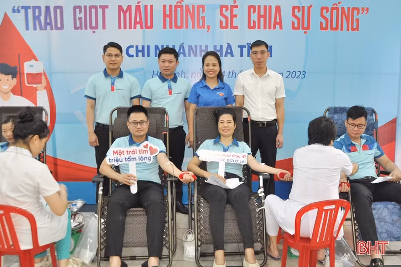 Cán bộ, nhân viên VietinBank Hà Tĩnh hiến tặng 100 đơn vị máu