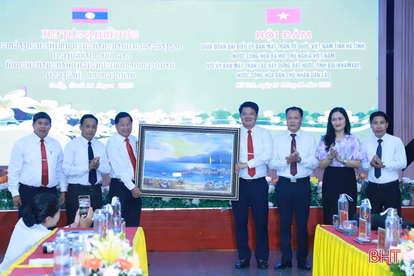 Hà Tĩnh - Bolikhămxay chia sẻ kinh nghiệm về công tác mặt trận