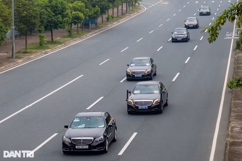 Dàn xe đặc chủng hộ tống Tổng thống Hàn Quốc trên đường phố Hà Nội