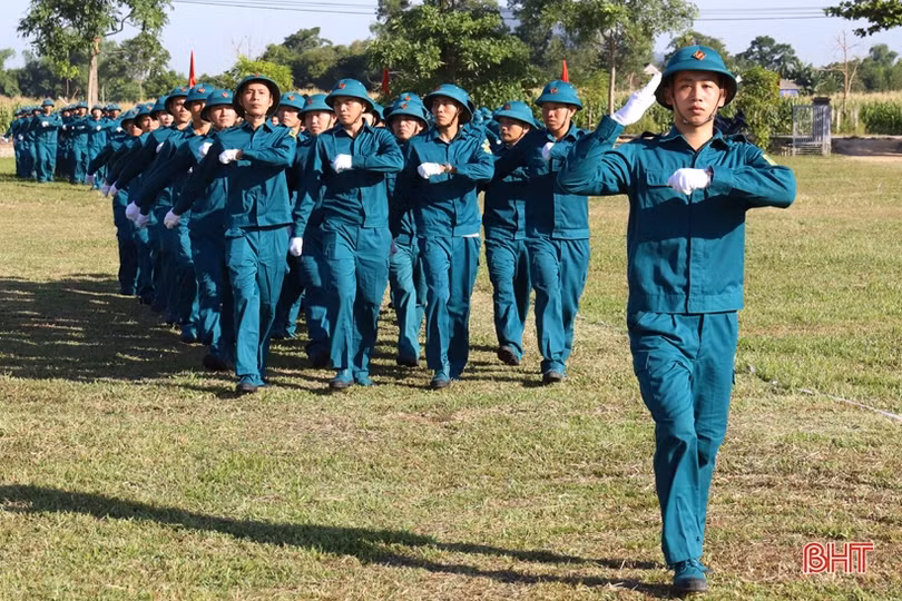Dân quân miền núi Hà Tĩnh trổ tài luyện võ, bắn súng