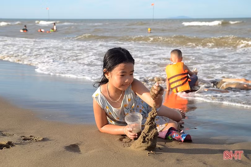 Biển Xuân Thành hút khách ngày nắng nóng