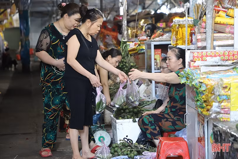 Người dân Hà Tĩnh đi chợ sắm lễ tết Đoan Ngọ