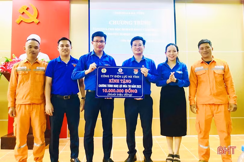 Tặng quà cho thí sinh hoàn cảnh khó khăn trước kỳ thi tốt nghiệp THPT