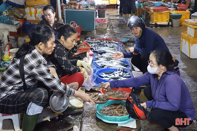 Rau xanh, hải sản sức mua tăng, giá vẫn “dễ chịu”