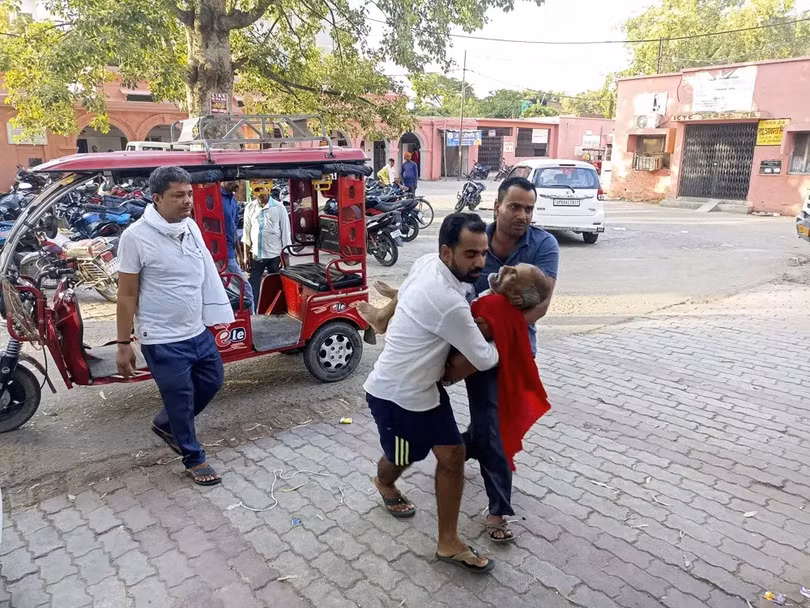 Người Ấn Độ vật vã dưới nắng nóng 43°C