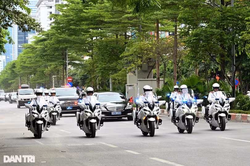 Dàn xe đặc chủng hộ tống Tổng thống Hàn Quốc trên đường phố Hà Nội