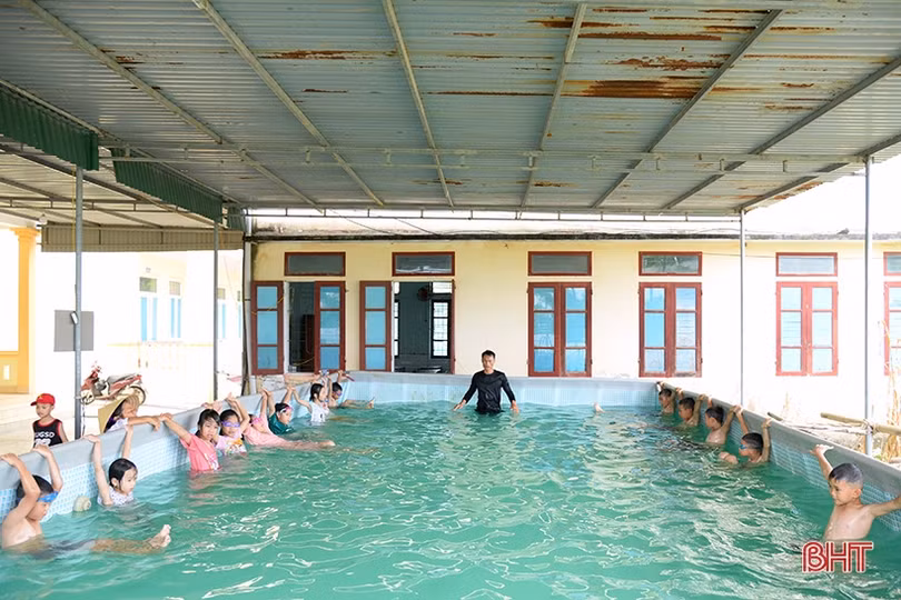 Học sinh Can Lộc thích thú đến trường học bơi dịp hè