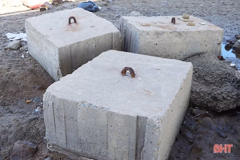 Nhà thầu “quên” hàng trăm tấn “rác” đá, bê tông dưới chân cầu Cửa Nhượng