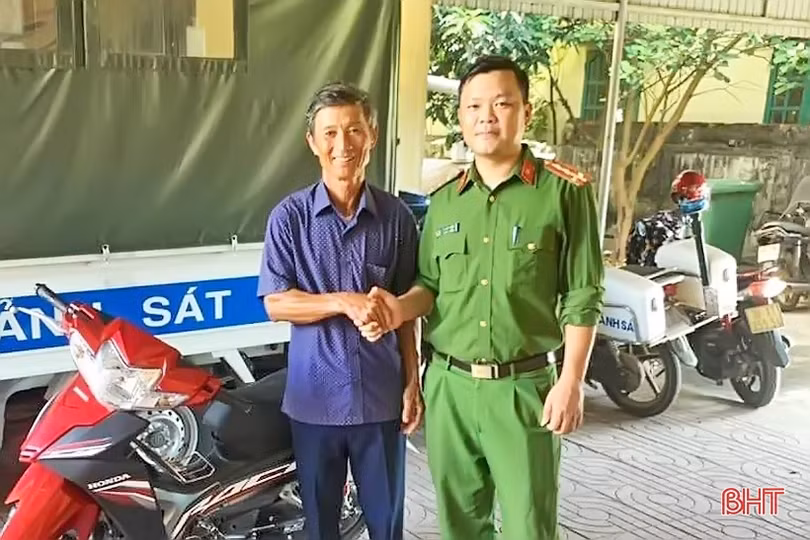 Công an Cẩm Xuyên truy bắt kẻ trộm, trả lại xe máy cho người dân
