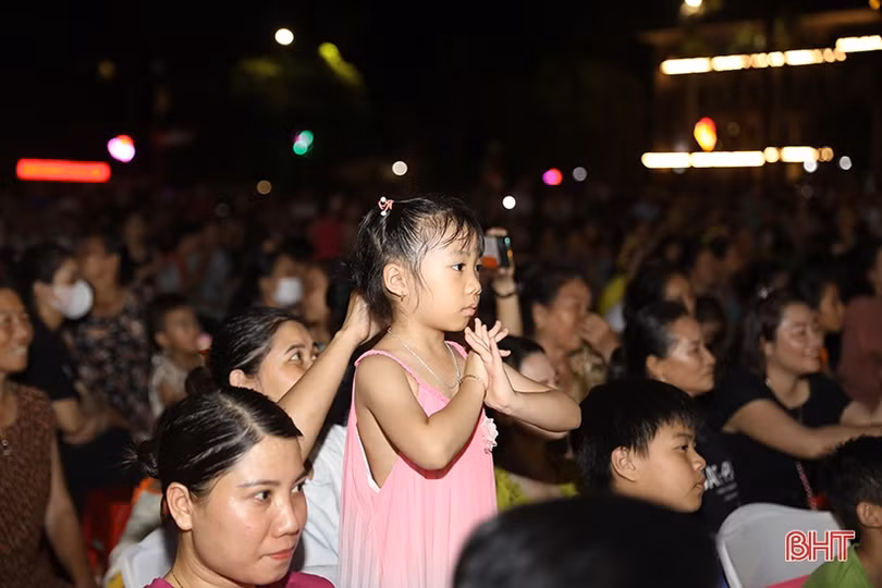 Sôi nổi Liên hoan văn nghệ quần chúng và tiếng hát người cao tuổi ở TX Kỳ Anh