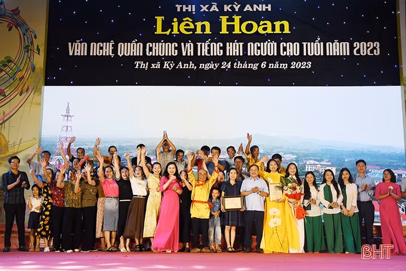 Sôi nổi Liên hoan văn nghệ quần chúng và tiếng hát người cao tuổi ở TX Kỳ Anh