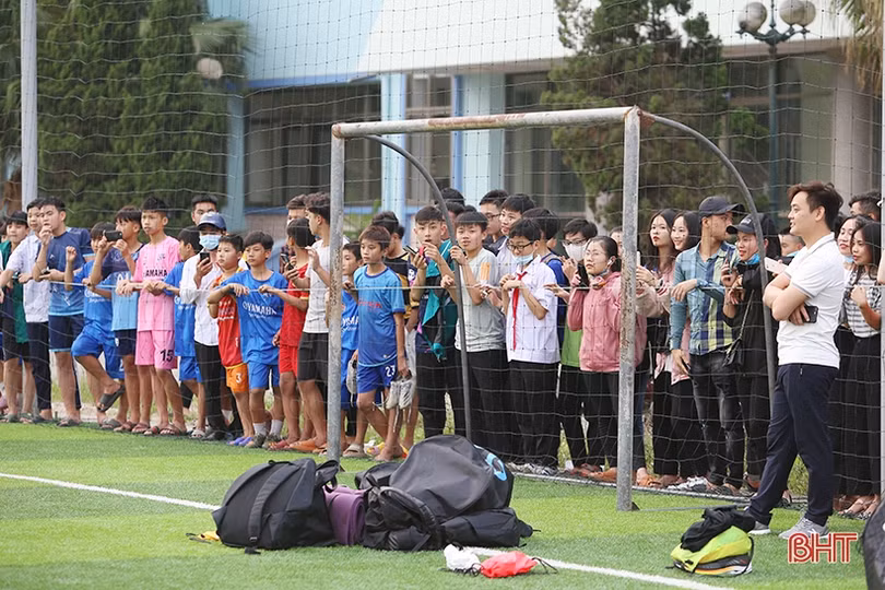 Văn Toàn, Công Phượng cùng đồng đội có buổi tập đầu tiên tại Hà Tĩnh