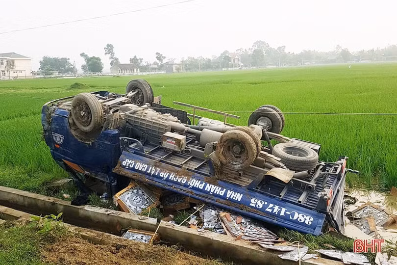 Xe tải “chổng vó” dưới ruộng