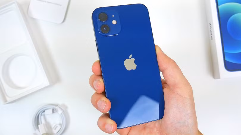 Apple bị phạt vì bán iPhone không kèm sạc