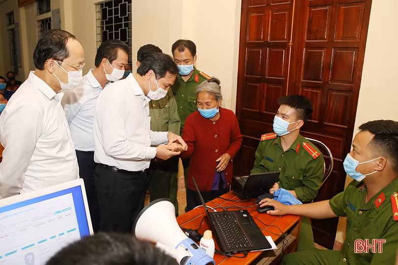 Bí thư Tỉnh ủy Hà Tĩnh kiểm tra công tác cấp căn cước công dân tại cơ sở