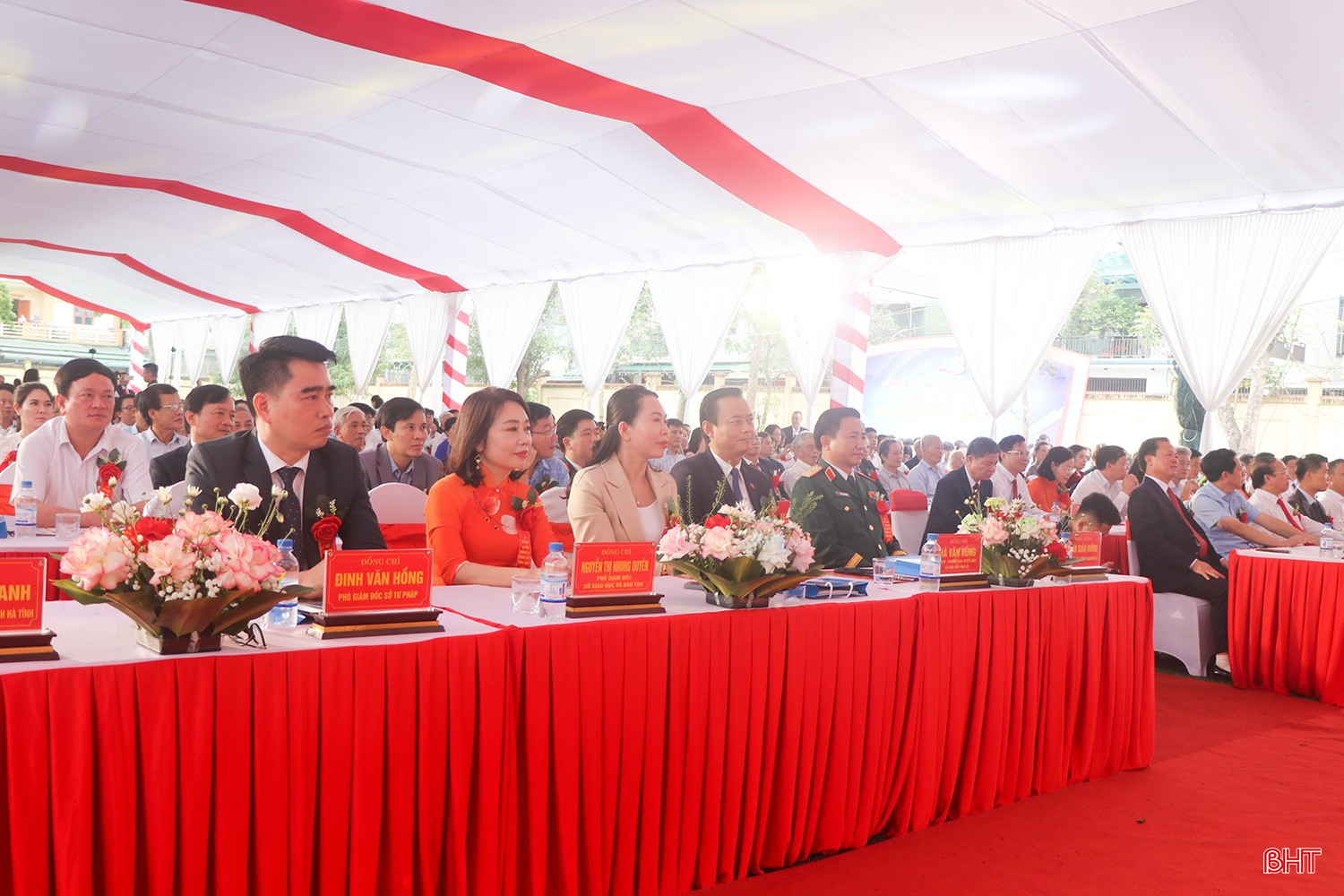 Đại biểu tham dự buổi lễ.