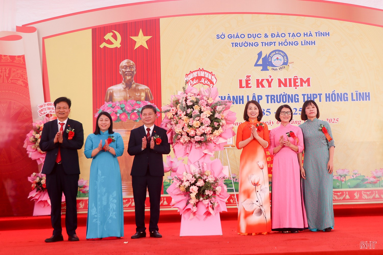 Lãnh đạo Sở GD&amp;ĐT Hà Tĩnh tặng hoa chúc mừng nhà trường.
