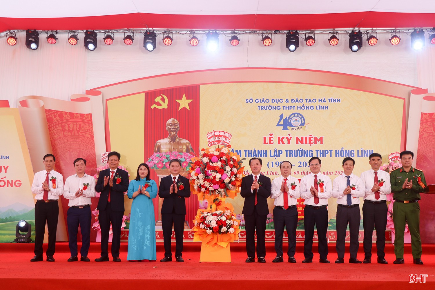 Lãnh đạo phường Bắc Hồng Lĩnh tặng hoa chúc mừng nhà trường.