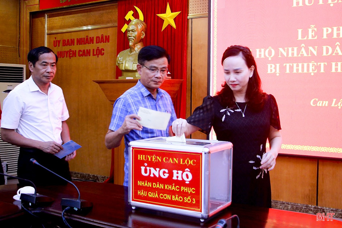 Lãnh đạo huyện Can Lộc quyên góp, ủng hộ Nhân dân các tỉnh phía Bắc bị thiệt hại do bão số 3.