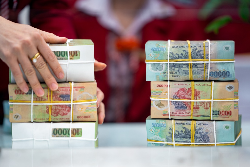 Xu hướng giảm lãi suất cho vay ngắn hạn với các doanh nghiệp sản xuất kinh doanh và lĩnh vực ưu tiên đang lan rộng. Ảnh: Chí Hùng . Lý do lãi vay đồng loạt giảm