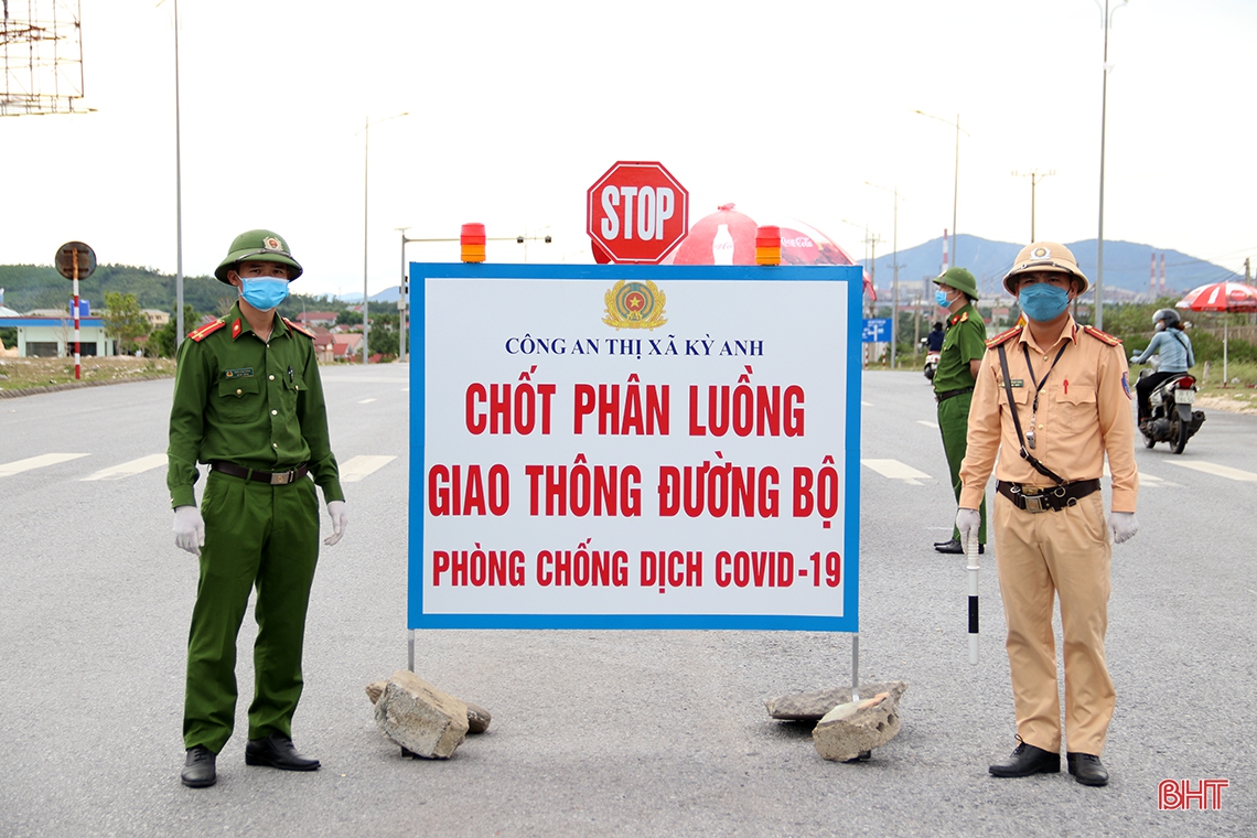 Cán bộ, chiến sỹ thị xã Kỳ Anh “căng mình” ngày đêm ngăn dịch Covid-19