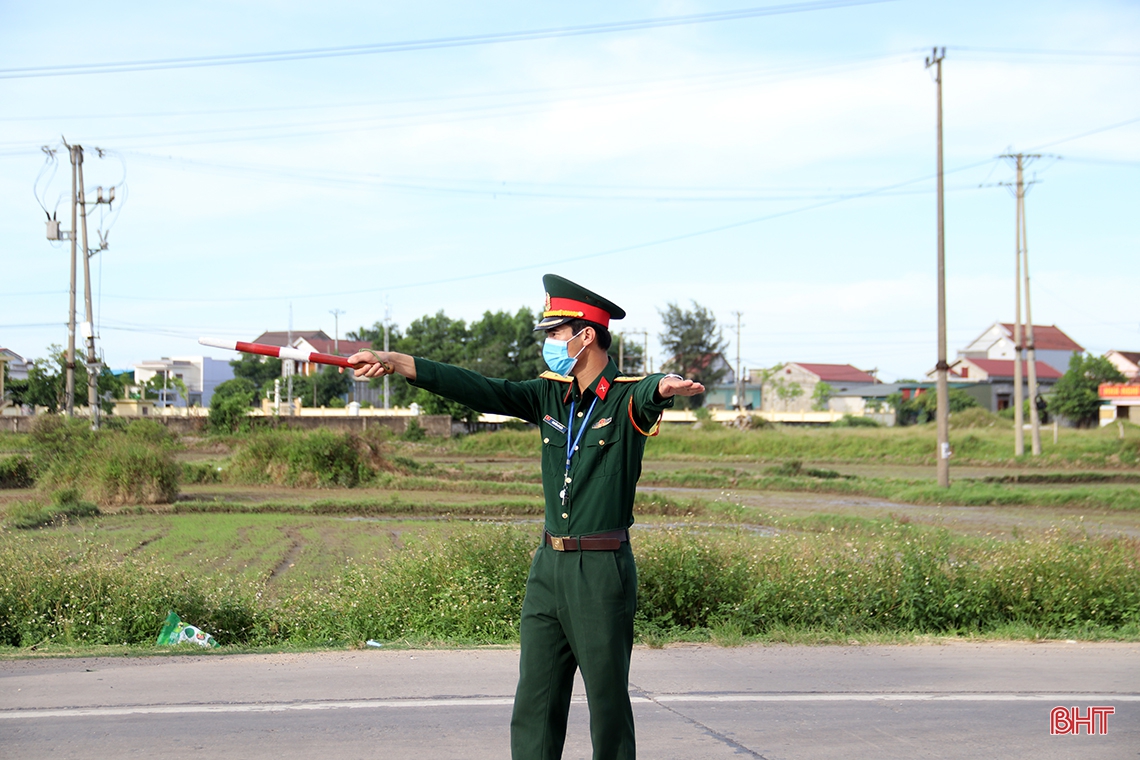 Cán bộ, chiến sỹ thị xã Kỳ Anh “căng mình” ngày đêm ngăn dịch Covid-19