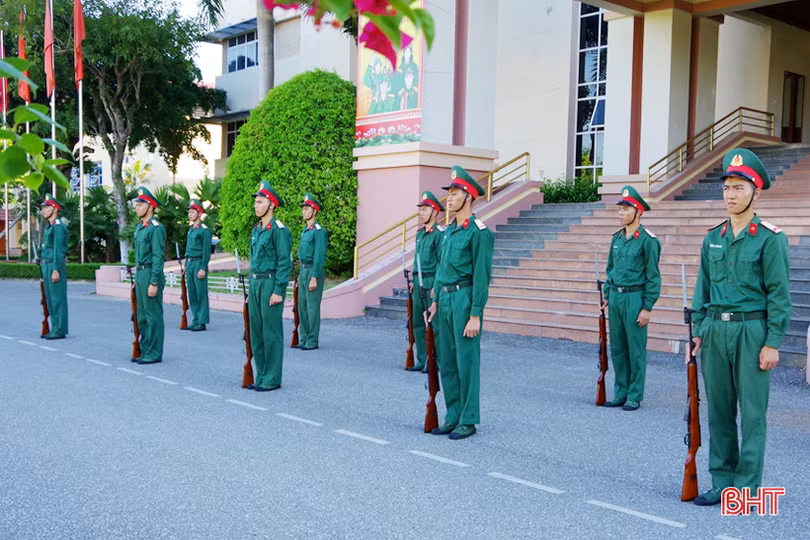 Dù nắng hay mưa, lính vệ binh Hà Tĩnh vẫn nghiêm trang, chỉnh tề