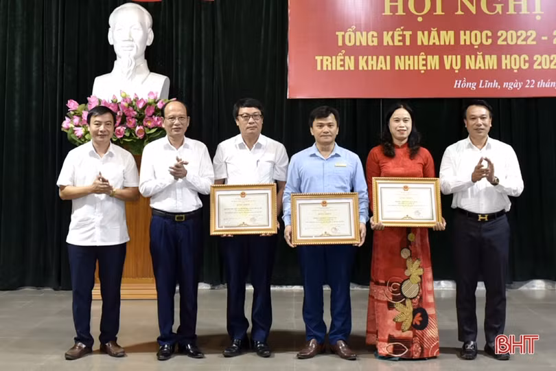 Khen thưởng các tập thể, cá nhân ngành giáo dục TX Hồng Lĩnh