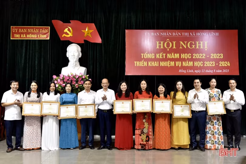Khen thưởng các tập thể, cá nhân ngành giáo dục TX Hồng Lĩnh
