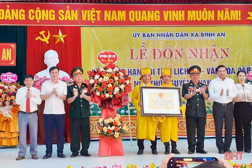 Đón nhận bằng xếp hạng di tích lịch sử - văn hóa nhà thờ Nguyễn Quang Đa