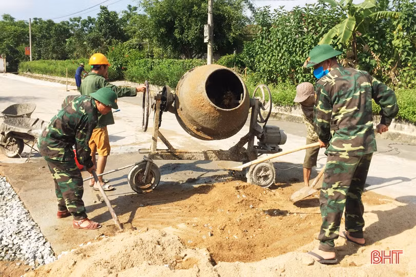 Noi gương Bác, cán bộ, chiến sĩ Ðồn Biên phòng Hương Quang “học đi đôi với làm”