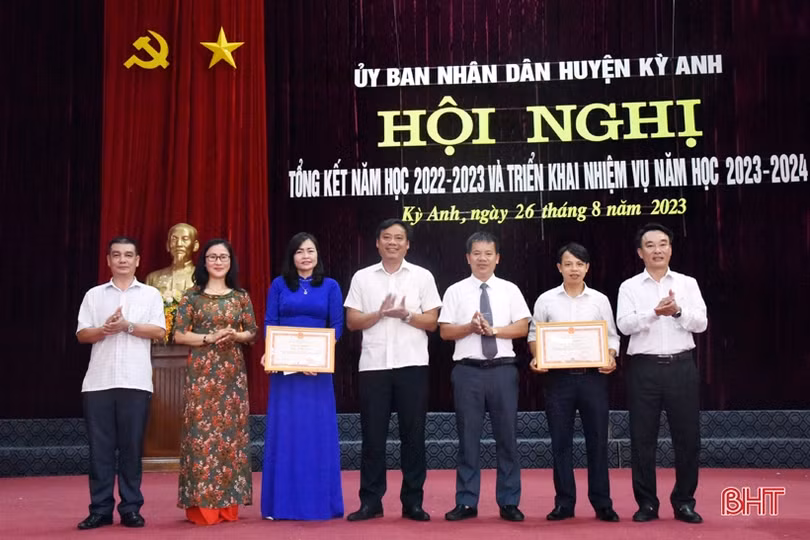 Xây dựng đội ngũ nhà giáo, cán bộ quản lý đáp ứng yêu cầu đổi mới 