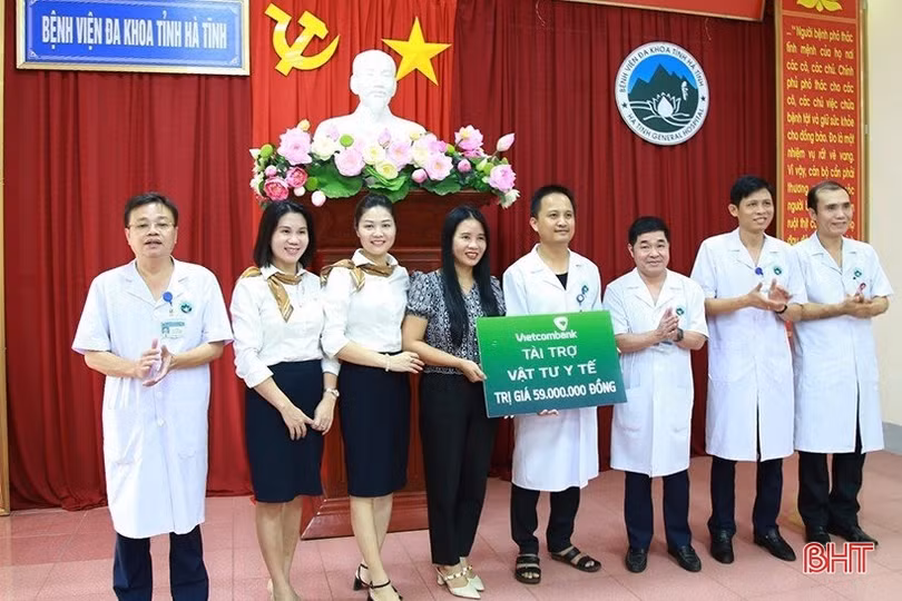 Vietcombank Hà Tĩnh tài trợ thiết bị y tế cho Bệnh viện Đa khoa tỉnh