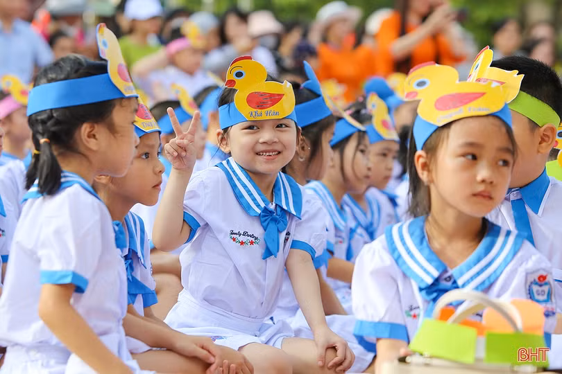 Sáng nay, hơn 27.700 học sinh lớp 1 ở Hà Tĩnh tựu trường