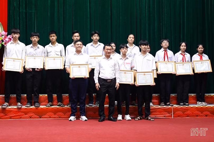TX Kỳ Anh tuyên dương học sinh, giáo viên giỏi các cấp