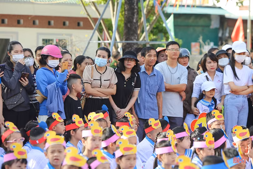 Sáng nay, hơn 27.700 học sinh lớp 1 ở Hà Tĩnh tựu trường