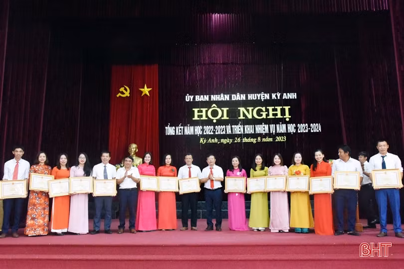 Xây dựng đội ngũ nhà giáo, cán bộ quản lý đáp ứng yêu cầu đổi mới 