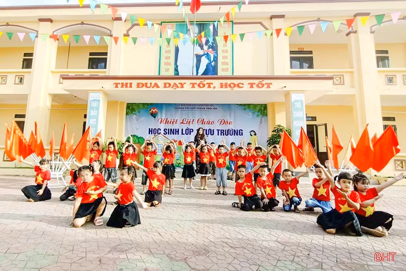 Sáng nay, hơn 27.700 học sinh lớp 1 ở Hà Tĩnh tựu trường
