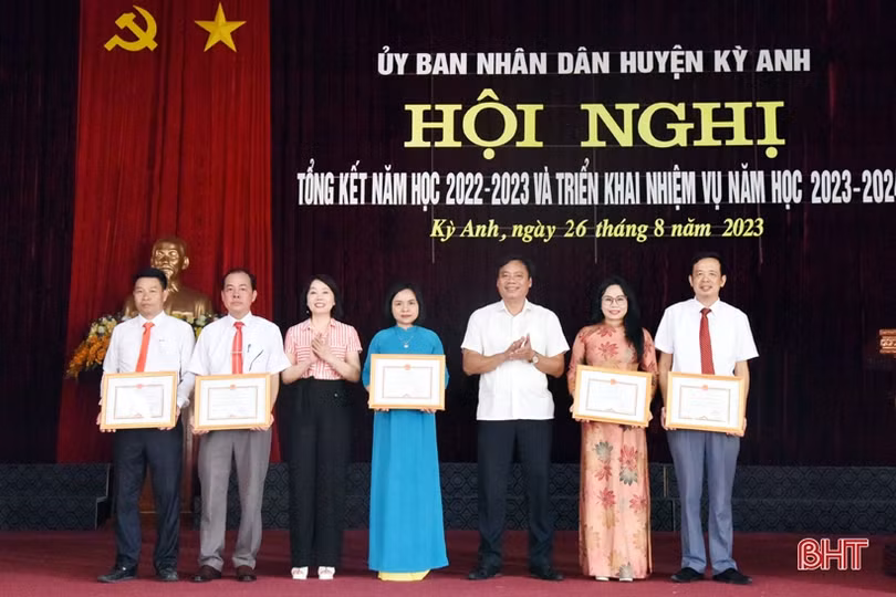 Xây dựng đội ngũ nhà giáo, cán bộ quản lý đáp ứng yêu cầu đổi mới 
