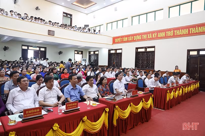 TX Kỳ Anh tuyên dương học sinh, giáo viên giỏi các cấp