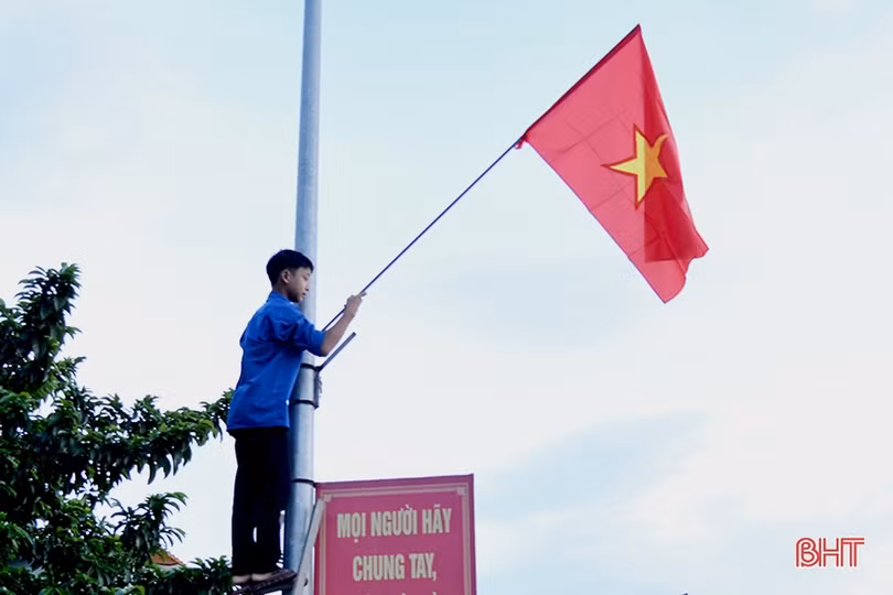 Trao 2.000 lá cờ Tổ quốc xây dựng đường cờ thanh niên tại Can Lộc