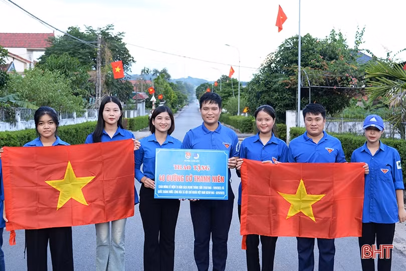 Trao 2.000 lá cờ Tổ quốc xây dựng đường cờ thanh niên tại Can Lộc