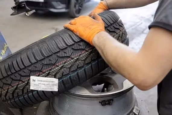 Những đường kẻ màu trên lốp ô tô mới có ý nghĩa gì?