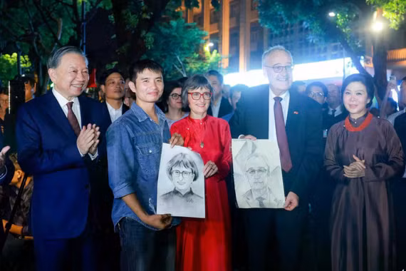 Lãnh đạo Việt Nam - Thụy Sĩ cùng hai Phu nhân dạo phố đêm hồ Hoàn Kiếm