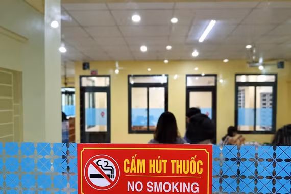 Quán bar, karaoke có thể tiến tới cấm hút thuốc hoàn toàn