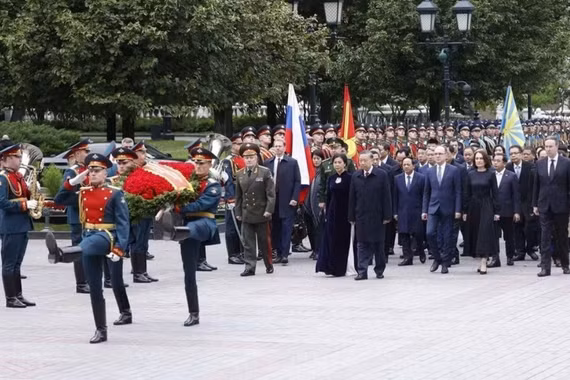 Tổng Bí thư, Chủ tịch nước Tô Lâm đặt hoa tại Tượng đài Chủ tịch Hồ Chí Minh và Đài tưởng niệm Liệt sĩ Vô danh ở Moskva